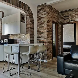 Queen East Verona